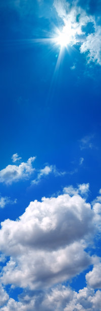 美丽的阳光和闪亮的云景的天空只有垂直全景背景图片下载