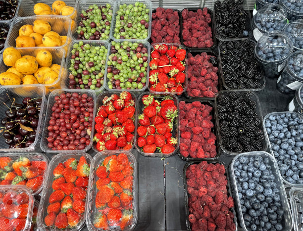 在市场上买水果和浆果图片下载