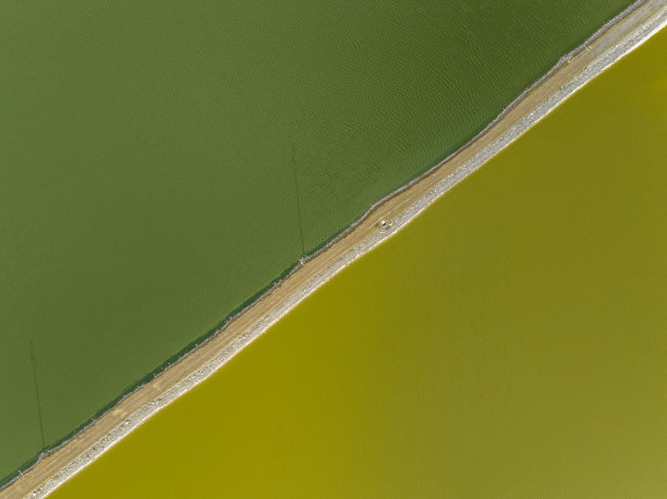 五彩缤纷的盐湖图片下载