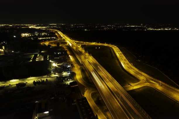 夜间公路交汇处(空中)图片下载