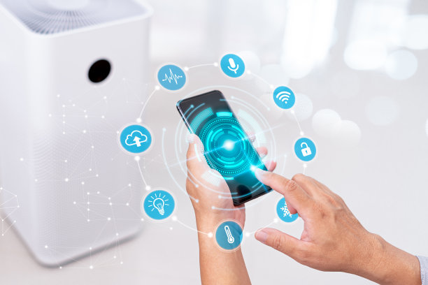 家庭智能和技术上的虚拟屏幕概念，男人使用智能手机在线控制应用程序调整和设置为智能家居通过互联网图片下载