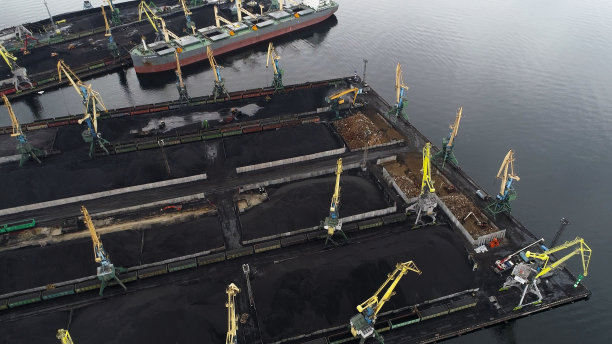 摩尔曼斯克海港，有起重机的煤炭码头，进出铁路。鸟瞰图图片下载