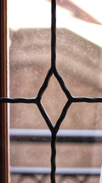 窗棂上的菱形纹理。图片下载