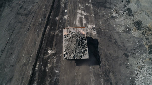 矿用自卸车满载着煤离开装载地点图片下载