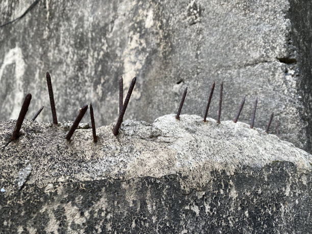 带钉子的混凝土栅栏照片图片下载