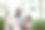 父亲在用笔记本电脑工作，女儿在玩图片下载