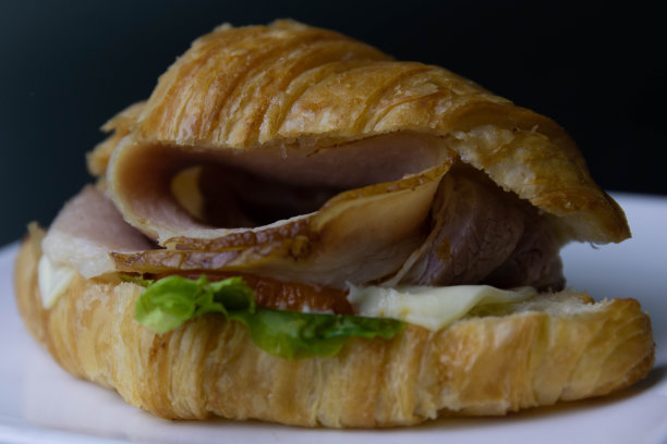 快速膳食牛角三明治，火腿和奶酪，白色背景图片下载