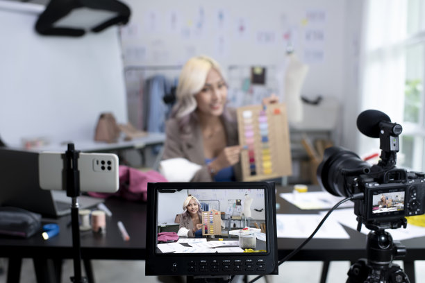 女时装设计师教授在线时尚课程。图片下载