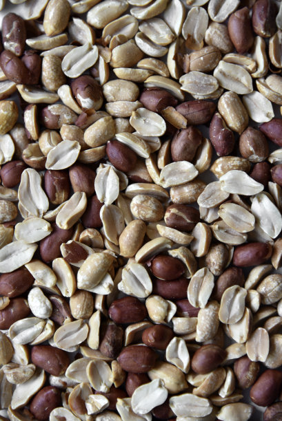 油炸美味的花生在白色的背景上一串一组图片下载