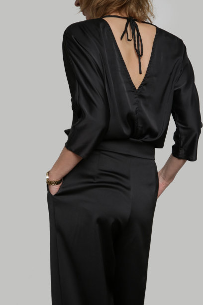 一组年轻女性模特的摄影工作室照片，穿着全黑经典的基本装，丝绸缎衬衫和宽腿长裤。图片下载