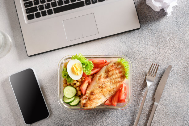 健康的办公室商务午餐，沙拉，蓝色水。带有拷贝空间的俯视图。干净的饮食概念。午餐盒。待办事项清单。图片下载