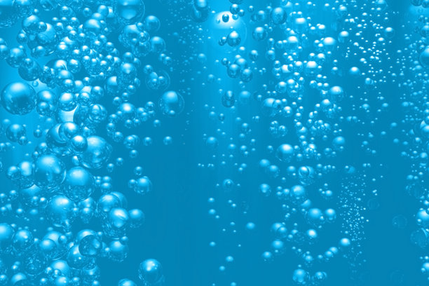 散焦模糊透明蓝色，清澈平静的水面纹理与飞溅和气泡。时髦的抽象自然背景。水波在阳光下复制空间。蓝色水彩纹理图片下载