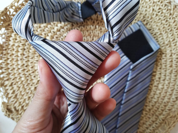 蓝、灰、黑条纹领带图片下载