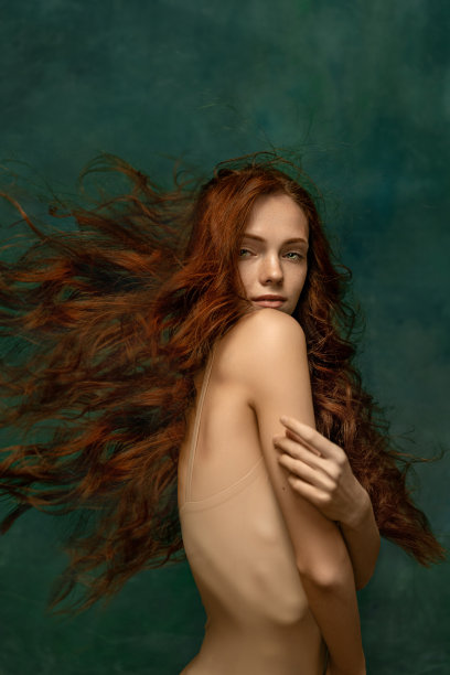 性感美丽的肖像红发女孩与长卷发。华丽的头发和深绿色的眼睛。美、艺术、时尚、健康、幸福的理念图片下载