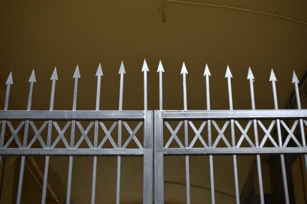 摘要铁栅栏桩门为数字壁纸设计。抽象的概念。设计元素。现代设计。蓝色背景。复古的风格。建筑结构。图片下载