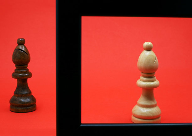 红色背景的棋子图片下载