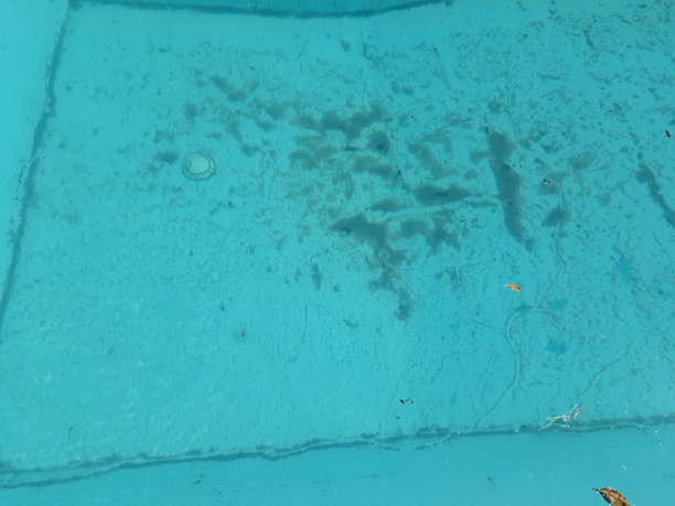 一个肮脏的游泳池底部的完整框架。图片下载