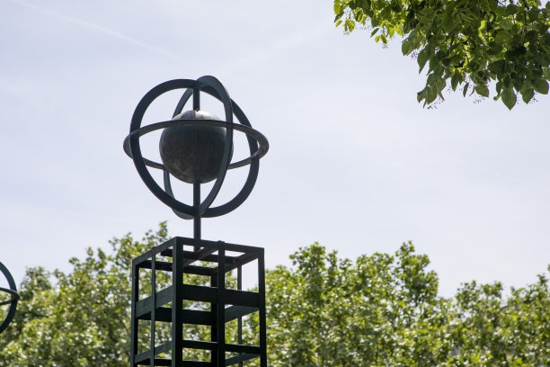 长廊上的球形金属雕塑Plantée图片下载