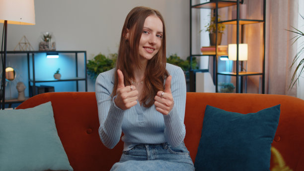 女生翘起大拇指点头表示赞许，工作成功好，在家成绩满意图片下载