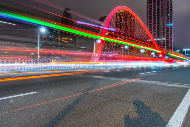 城市夜晚的车灯痕迹图片下载