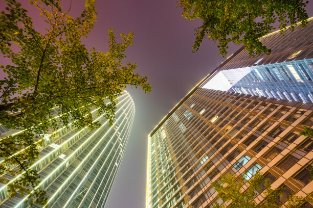 绿树成荫的现代办公大楼图片下载