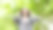 一位穿着夹克的亚洲妇女在公园里健身。健康生活理念，公园户外运动图片下载