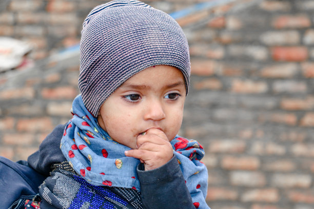 一个亚洲女孩裹着冬衣图片下载