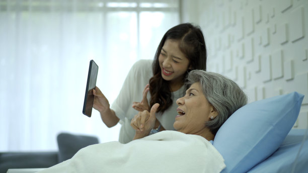 女儿照顾她的母亲。图片下载