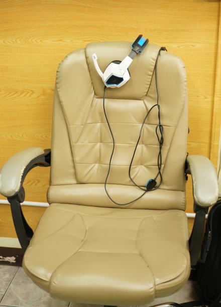 电子竞技设备:游戏椅和游戏耳机，特写。图片下载