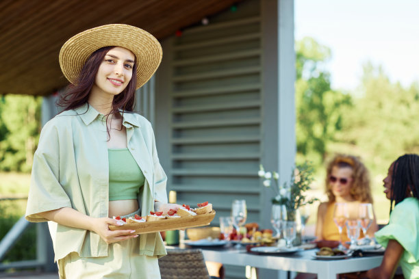 年轻女孩与朋友举办户外派对图片下载