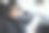 长者坐在方向盘后面看地图找方向图片下载