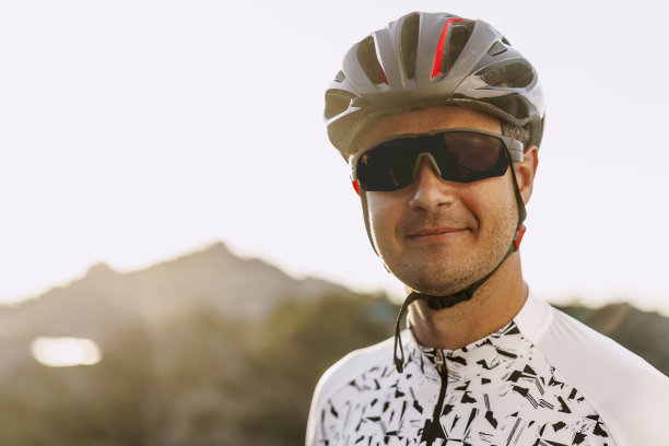 戴着头盔和眼镜的白人男性骑自行车的肖像图片下载