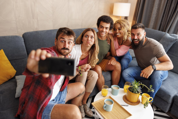 朋友们在家里玩自拍图片下载