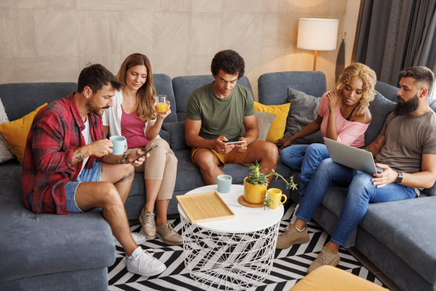 朋友们在家一起使用现代科技图片下载