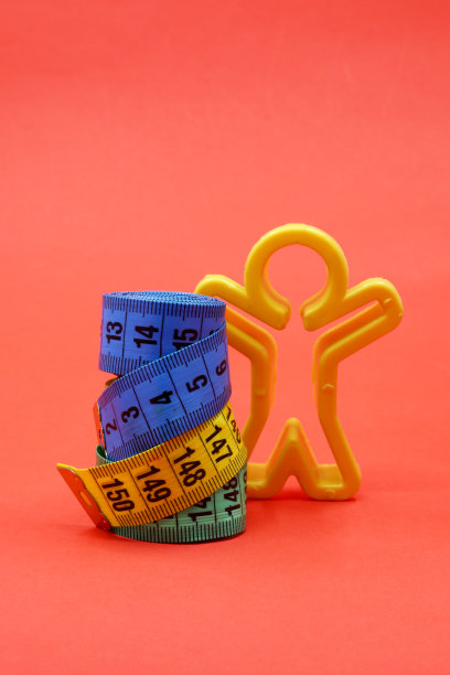 饮食概念与彩色卷尺在红色的背景图片下载