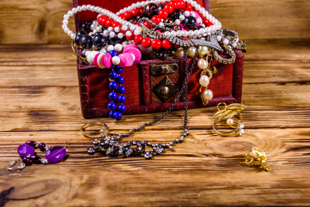 旧的红木头盒子里装满了珠宝。宝箱图片下载