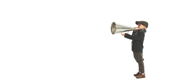 有个可爱的小孩对着老式扩音器大喊。通信的概念。复古的风格。美丽，儿童时尚，教育，快乐童年图片下载