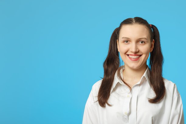 快乐的女孩微笑图片下载