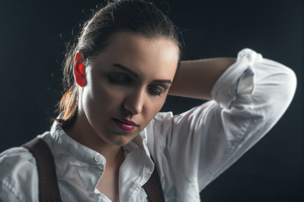 悲伤的严肃的女人图片下载