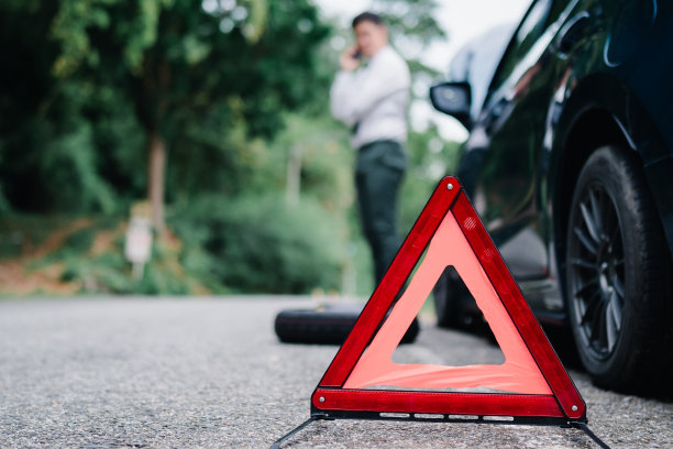 亚洲商人汽车引擎故障他用手机呼叫保险智能手机问题，事故紧急上路概念。图片下载