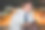 亚洲商人晚上在现代城市里用无线耳机听音乐图片下载