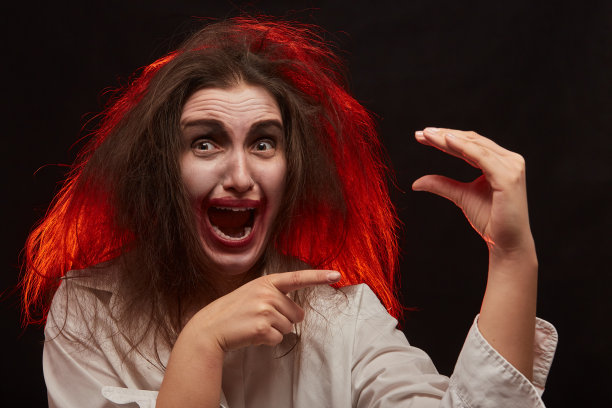 疯狂的年轻女子图片下载