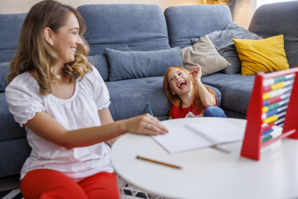母女俩学习和做作业很开心图片下载