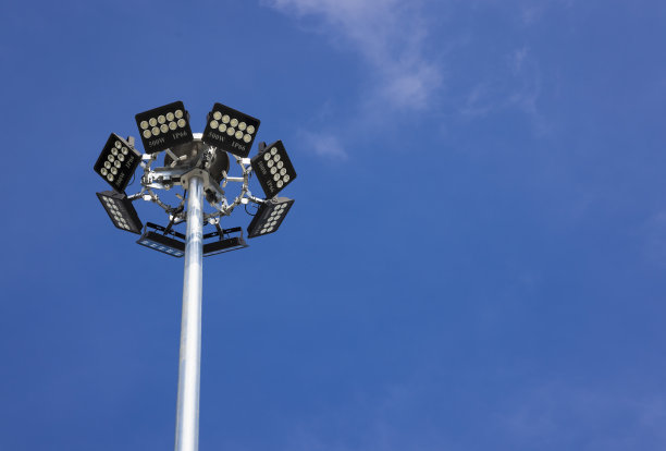 蓝色天空背景的圆形灯杆图片下载