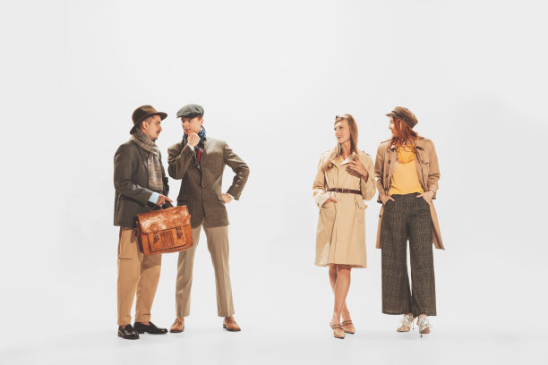 一群时髦的人穿着秋装，夹克和外套在白色的工作室背景上孤立地摆姿势图片下载