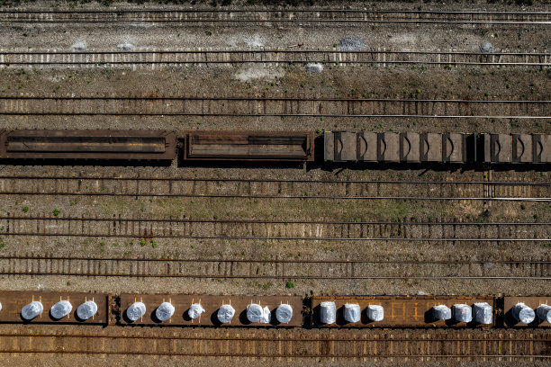 货运列车线路鸟瞰图图片下载