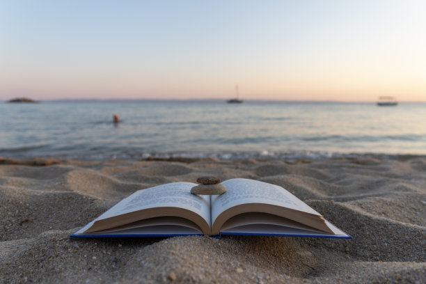 书籍和海滩图片下载