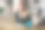 美丽的白人女性与黑色长发坐在桌子上打字的笔记本电脑。图片下载