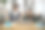 一对穿着休闲的年轻情侣使用VR头盔和笔记本电脑玩游戏，坐成瑜伽姿势图片下载