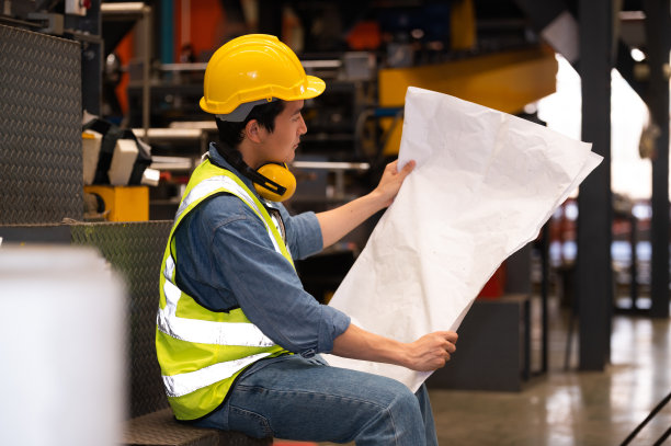 亚洲人工程师在工厂辛勤工作，工人员工安全帽安全控制机厂图片下载